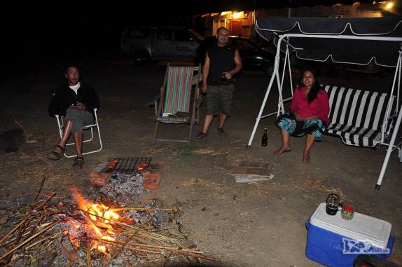 Assando linguiças em fogueira no quintal da casa do Pablo e da Andrea, na zona rural de Rengo, ao sul de Santiago, no Chile